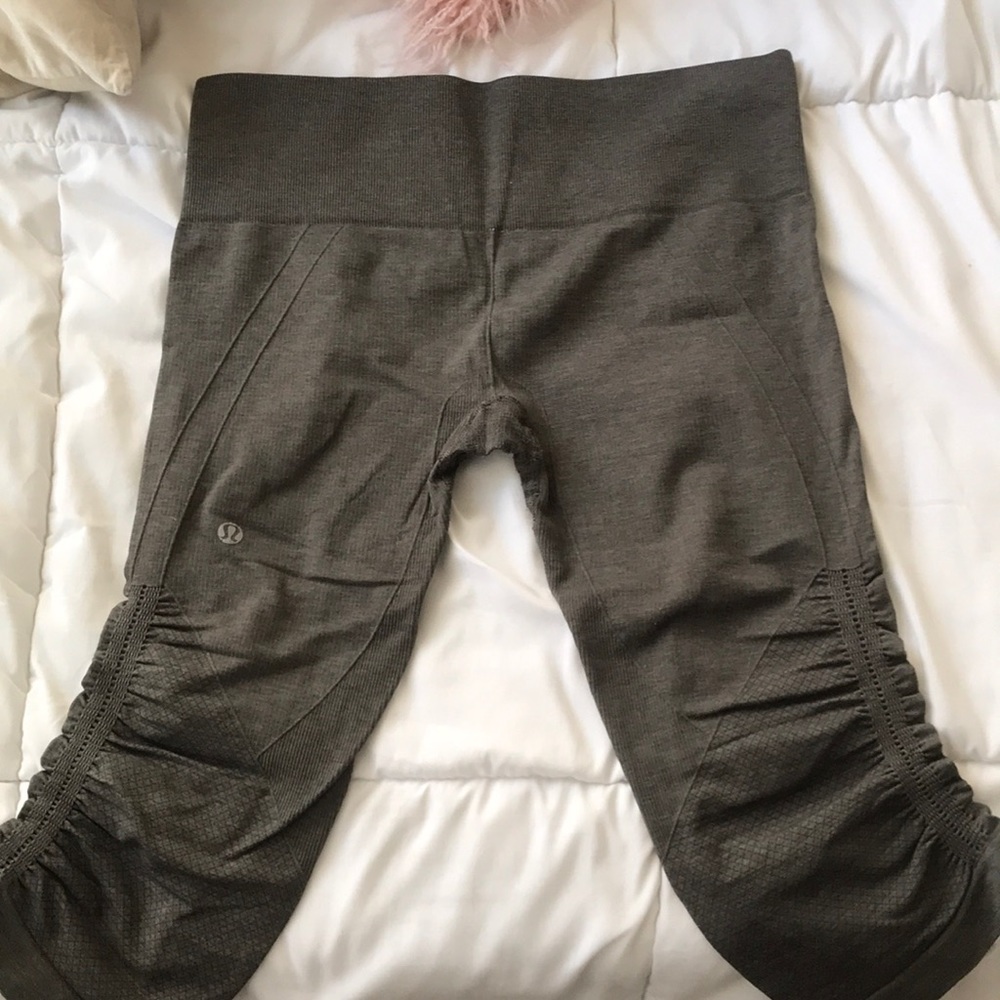 Lululemon in the flow crop
